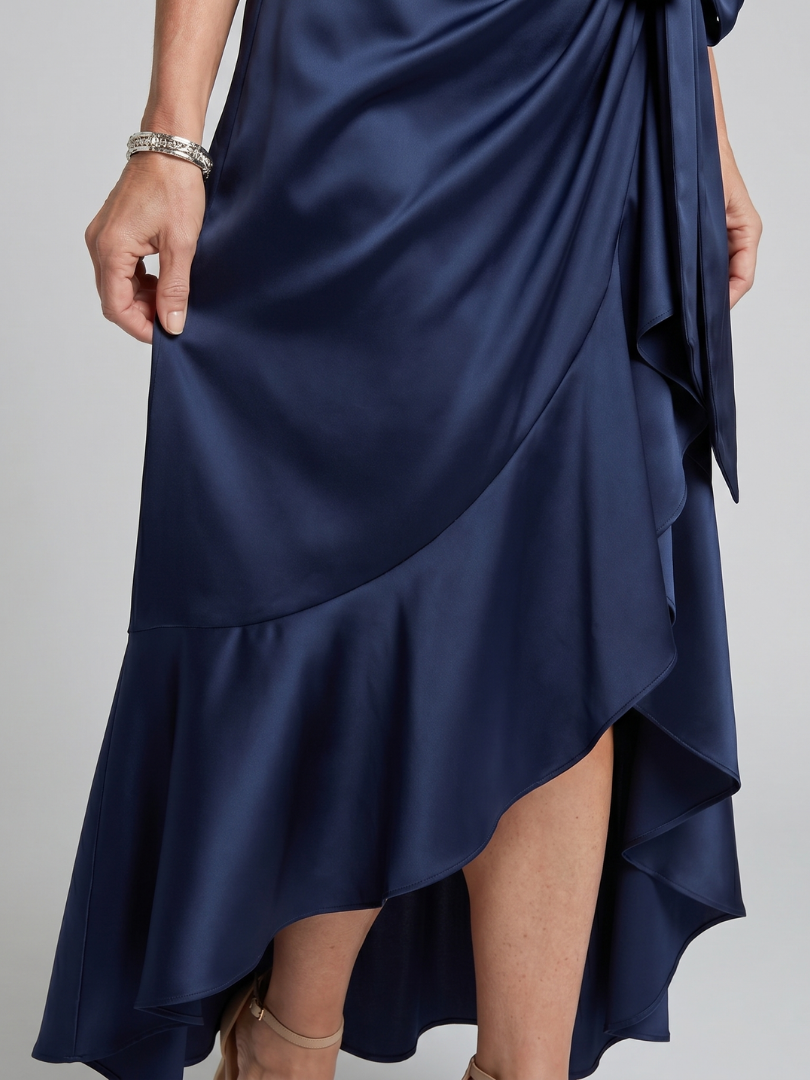 Constanze | Wickelkleid in Champagner mit Satinglanz