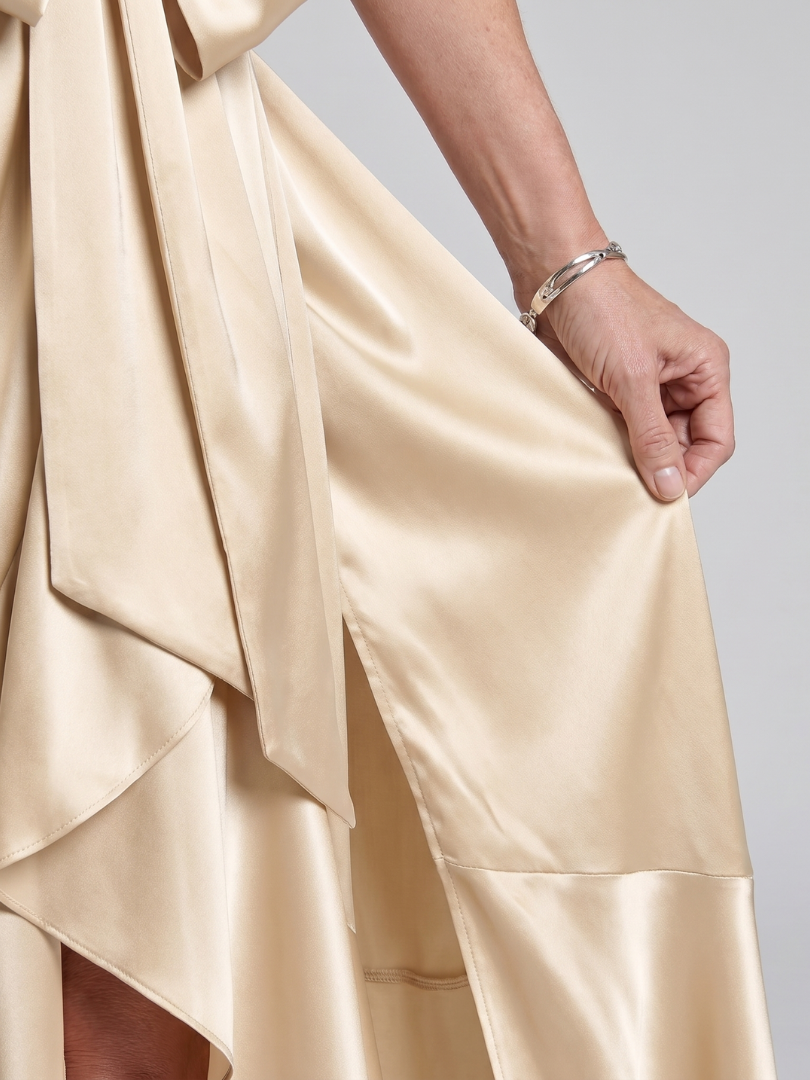 Constanze | Wickelkleid in Champagner mit Satinglanz