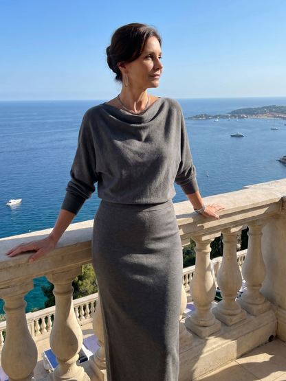 Reinhilde | Strickkleid in Grau mit Wasserfallausschnitt