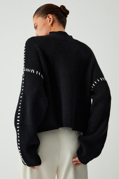 Alma | Schwarzer Pullover mit Kontrastnähten
