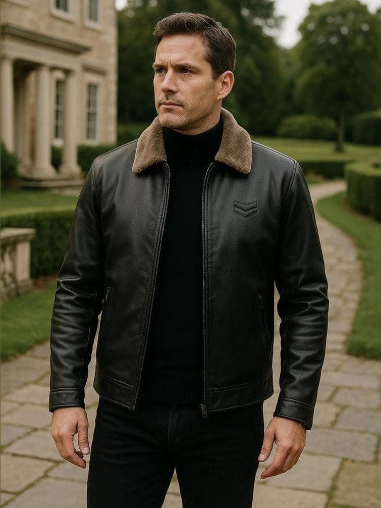 August | Schwarze Jacke mit Teddykragen