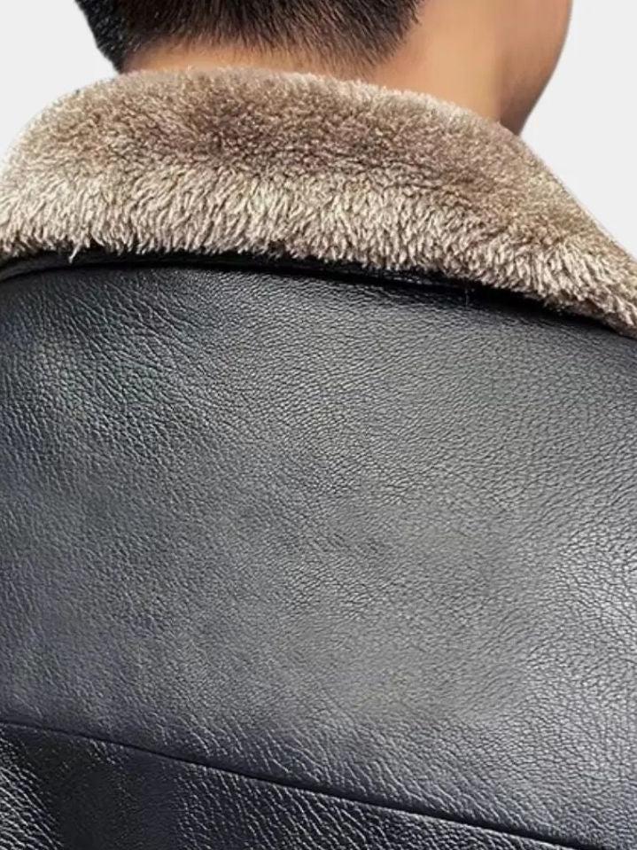 August | Schwarze Jacke mit Teddykragen