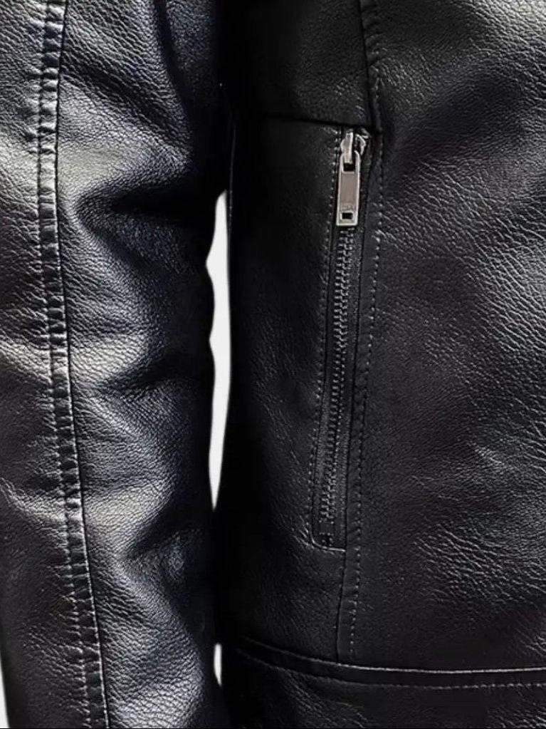 August | Schwarze Jacke mit Teddykragen