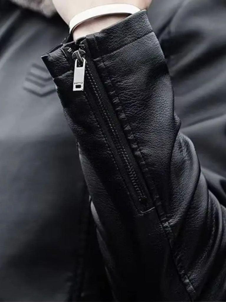 August | Schwarze Jacke mit Teddykragen