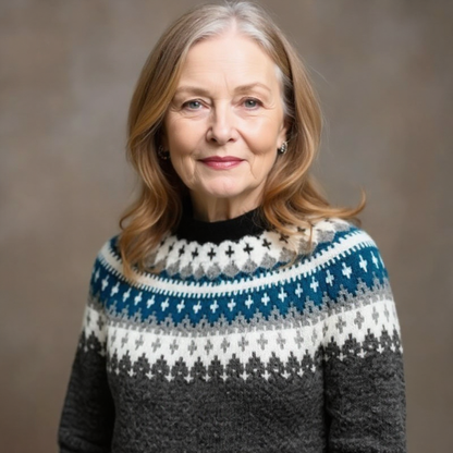 Adelheid | Langer Strickpullover mit Fair-Isle-Muster in Anthrazit und Blau