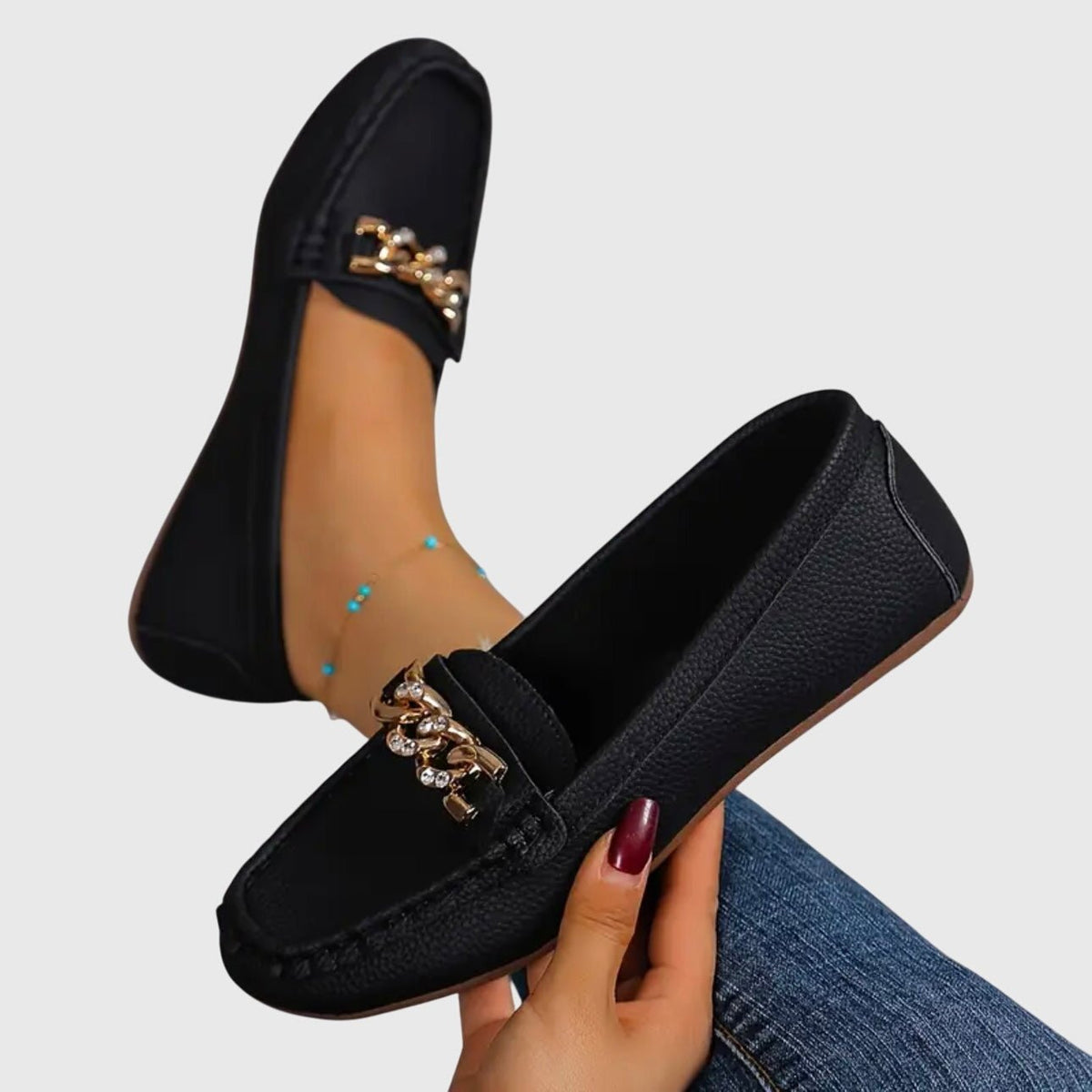 Astrid | Weißer Loafer mit Schmuckkette