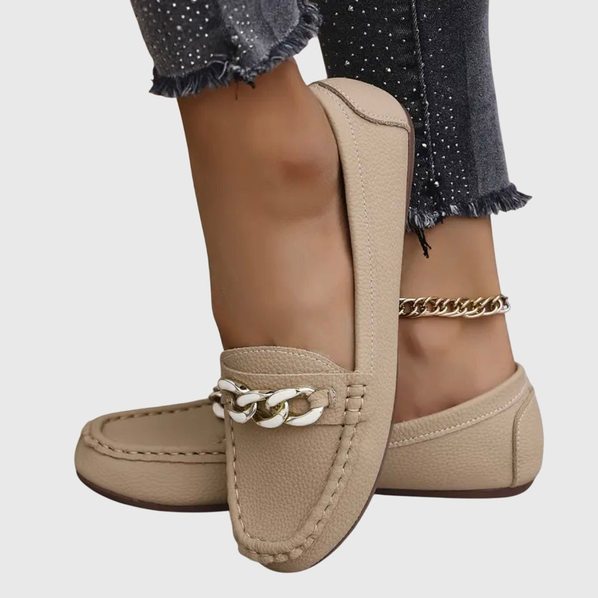 Astrid | Weißer Loafer mit Schmuckkette