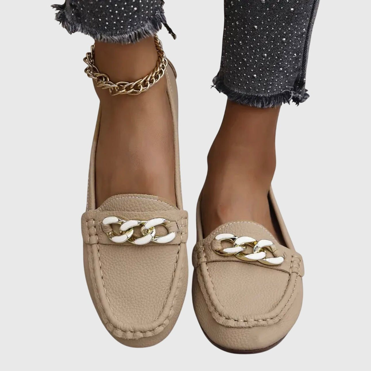Astrid | Weißer Loafer mit Schmuckkette