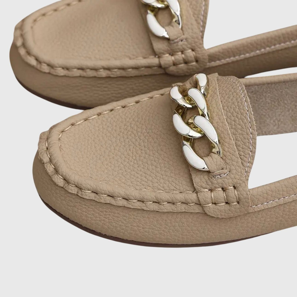 Astrid | Weißer Loafer mit Schmuckkette