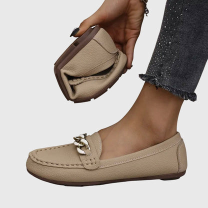 Astrid | Weißer Loafer mit Schmuckkette