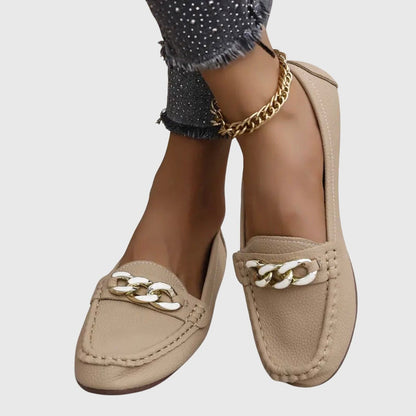 Astrid | Weißer Loafer mit Schmuckkette