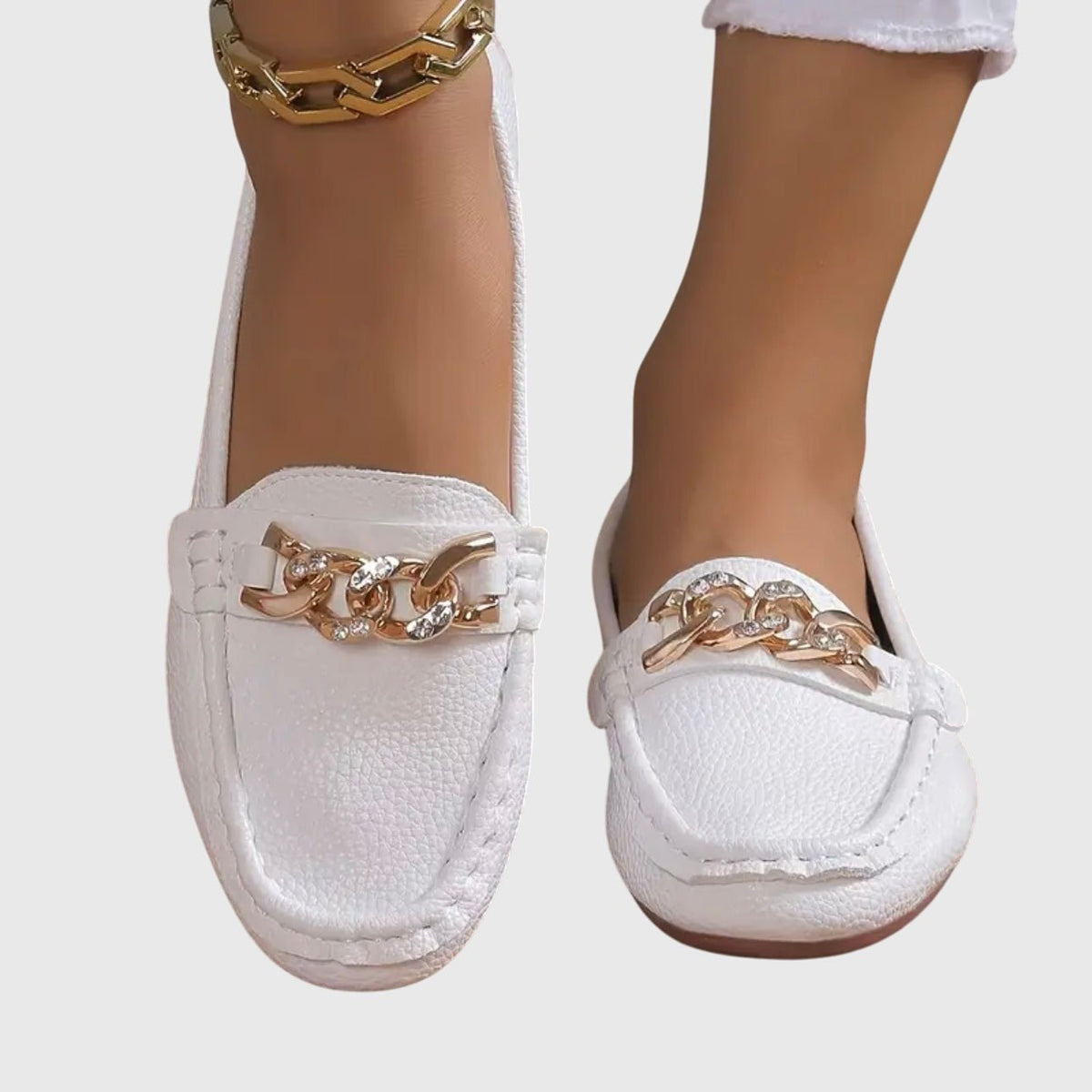 Astrid | Weißer Loafer mit Schmuckkette