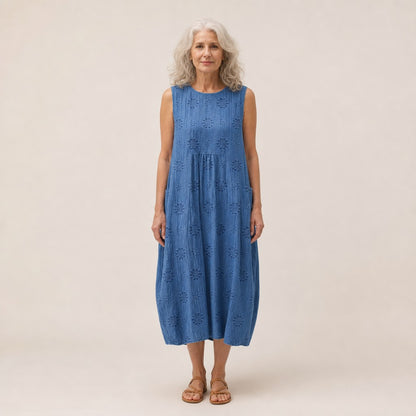 Helga | Ärmelloses Sommerkleid in Blau mit Lochstickerei-Optik