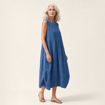 Helga | Ärmelloses Sommerkleid in Blau mit Lochstickerei-Optik