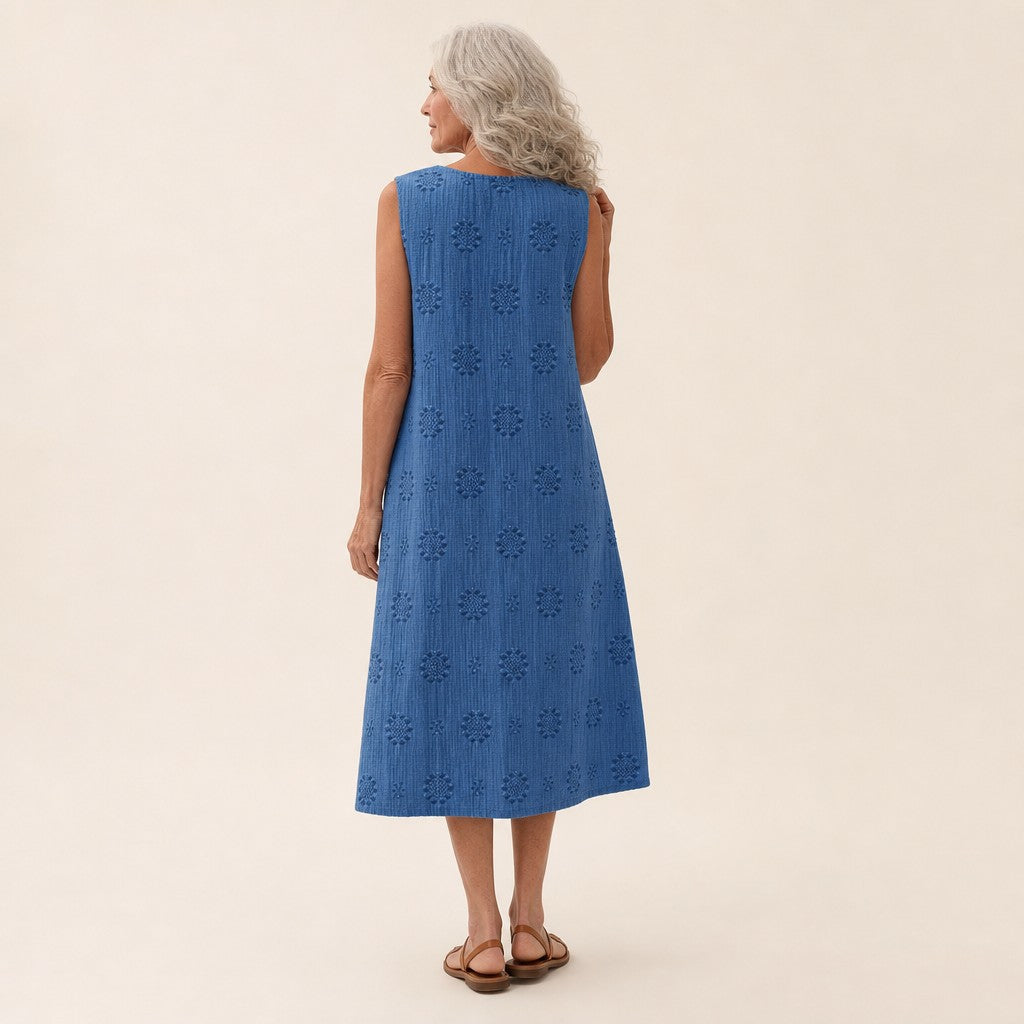 Helga | Ärmelloses Sommerkleid in Blau mit Lochstickerei-Optik
