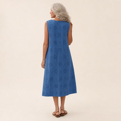 Helga | Ärmelloses Sommerkleid in Blau mit Lochstickerei-Optik