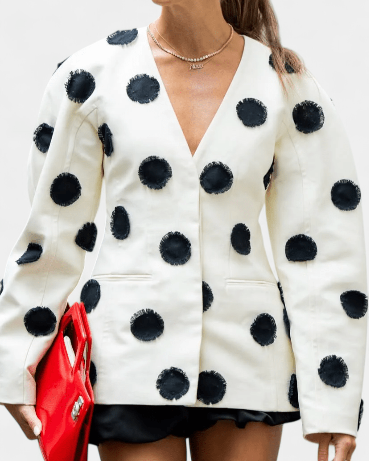 Clara | Weiße Jacke mit schwarzen Punkten