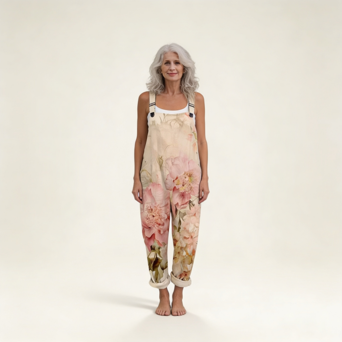Dagmar | Latzhose mit großen Blüten in Pastell