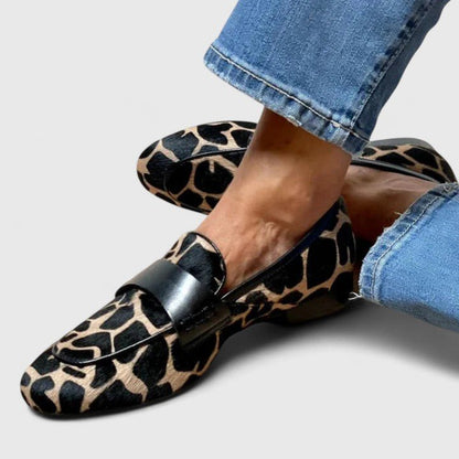 Ellen | Loafer mit Animalprint und Zierspange