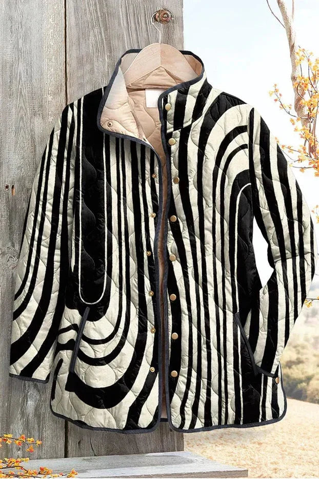 Frigga | Schwarz-weiße gesteppte Jacke mit Grafikmuster