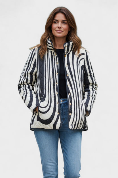 Frigga | Schwarz-weiße gesteppte Jacke mit Grafikmuster
