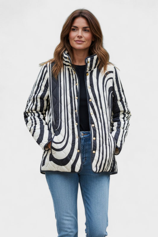 Frigga | Schwarz-weiße gesteppte Jacke mit Grafikmuster
