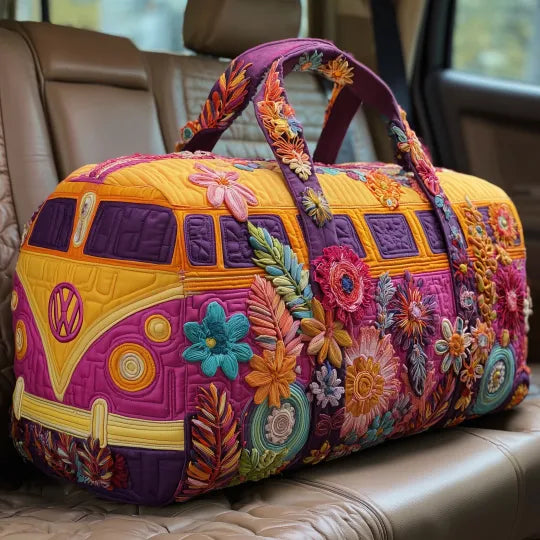 Edith-Marie | Gesteppte Reisetasche mit Motiv Campingbus mit Folkloreblumen