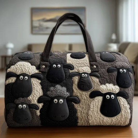 Dora-Luise | Gesteppte Reisetasche mit Motiv Schafe in Schwarz und Creme
