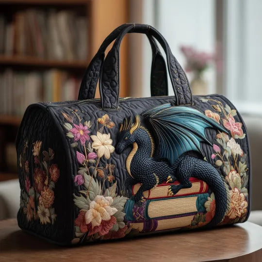 Traute | Gesteppte Reisetasche mit Motiv Drache auf alten Büchern