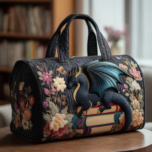 Traute | Gesteppte Reisetasche mit Motiv Drache auf alten Büchern