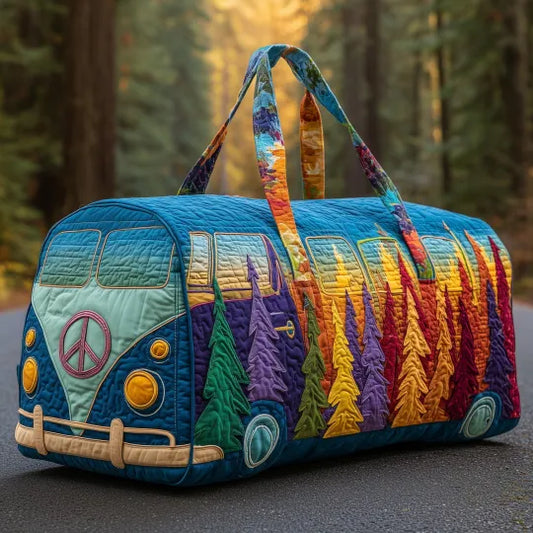 Trudel | Gesteppte Reisetasche mit Motiv Campingbus im Kiefernwald