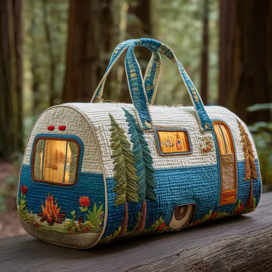 Zita | Gesteppte Reisetasche mit Motiv Wohnwagen im Wald