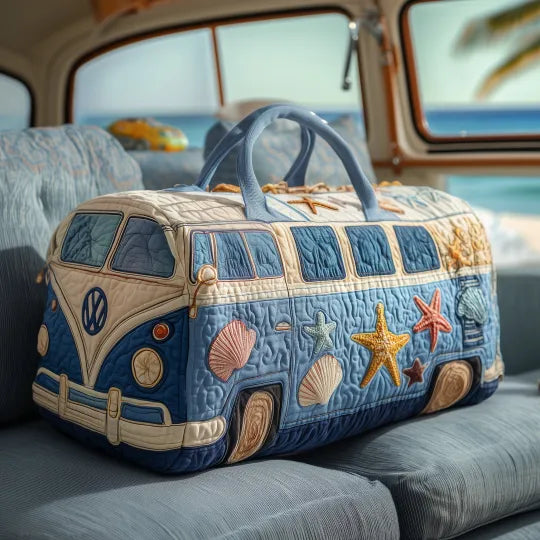 Barbara-Sophie | Gesteppte Reisetasche mit Motiv Campingbus am Strand