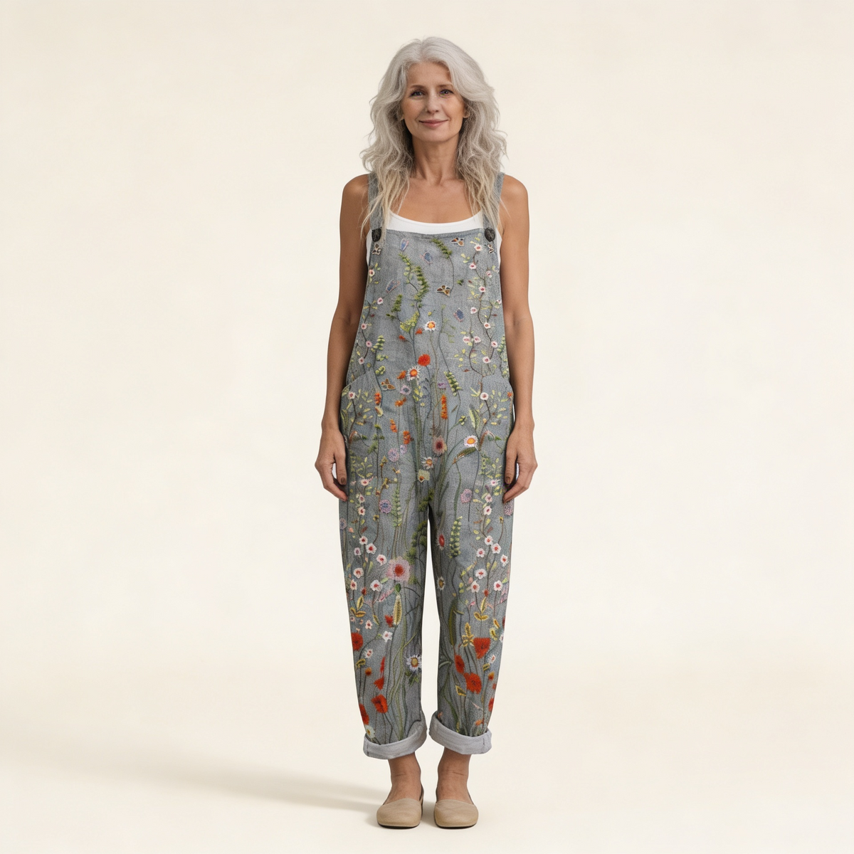 Cornelia | Latzhose in Graublau mit Wiesenblumen