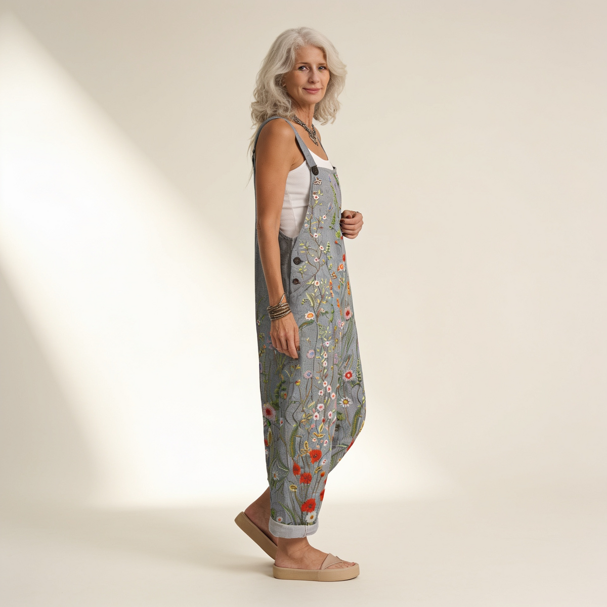 Cornelia | Latzhose in Graublau mit Wiesenblumen