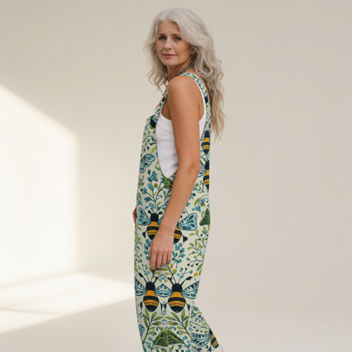 Sigrid | Latzhose mit botanischem Bienenmotiv