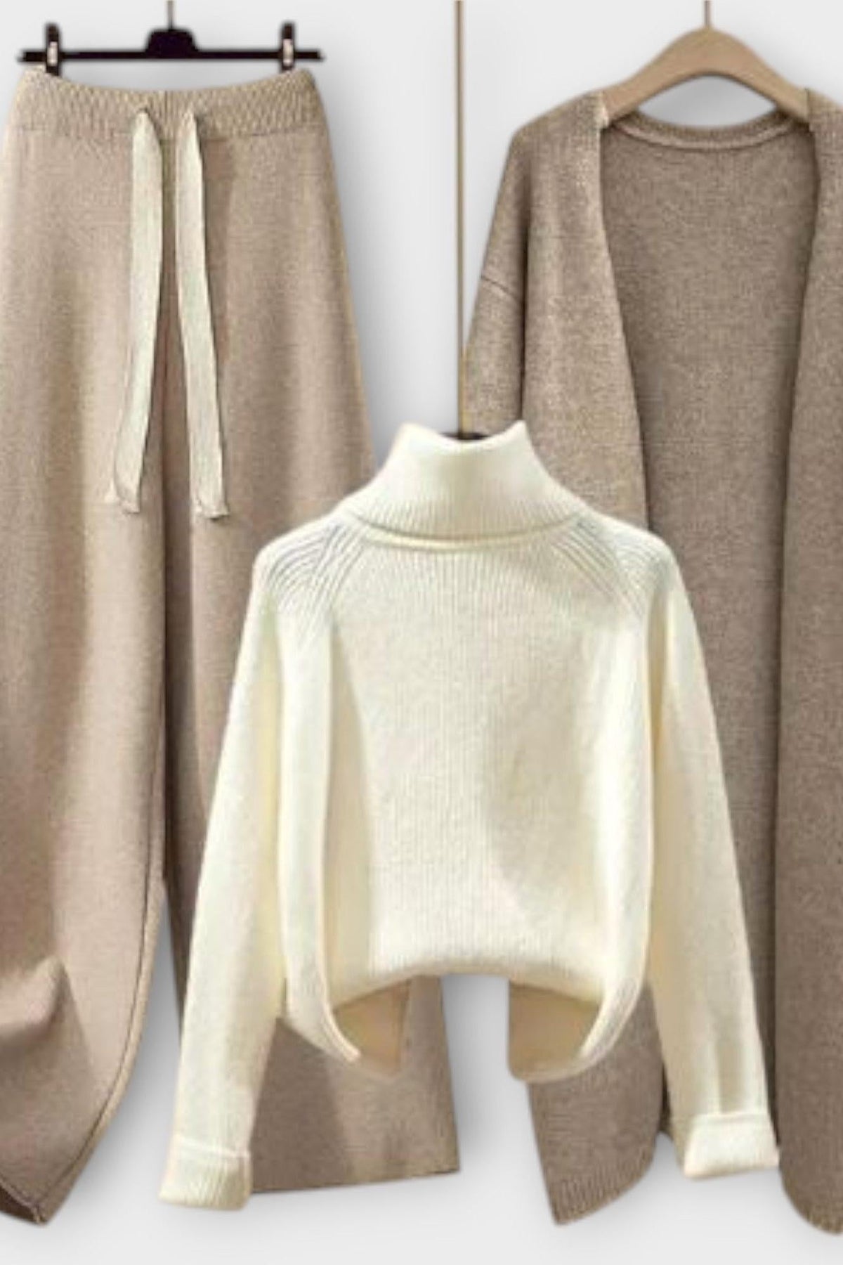 Joanne | Rollkragenpullover, Strickjacke & Hose Set