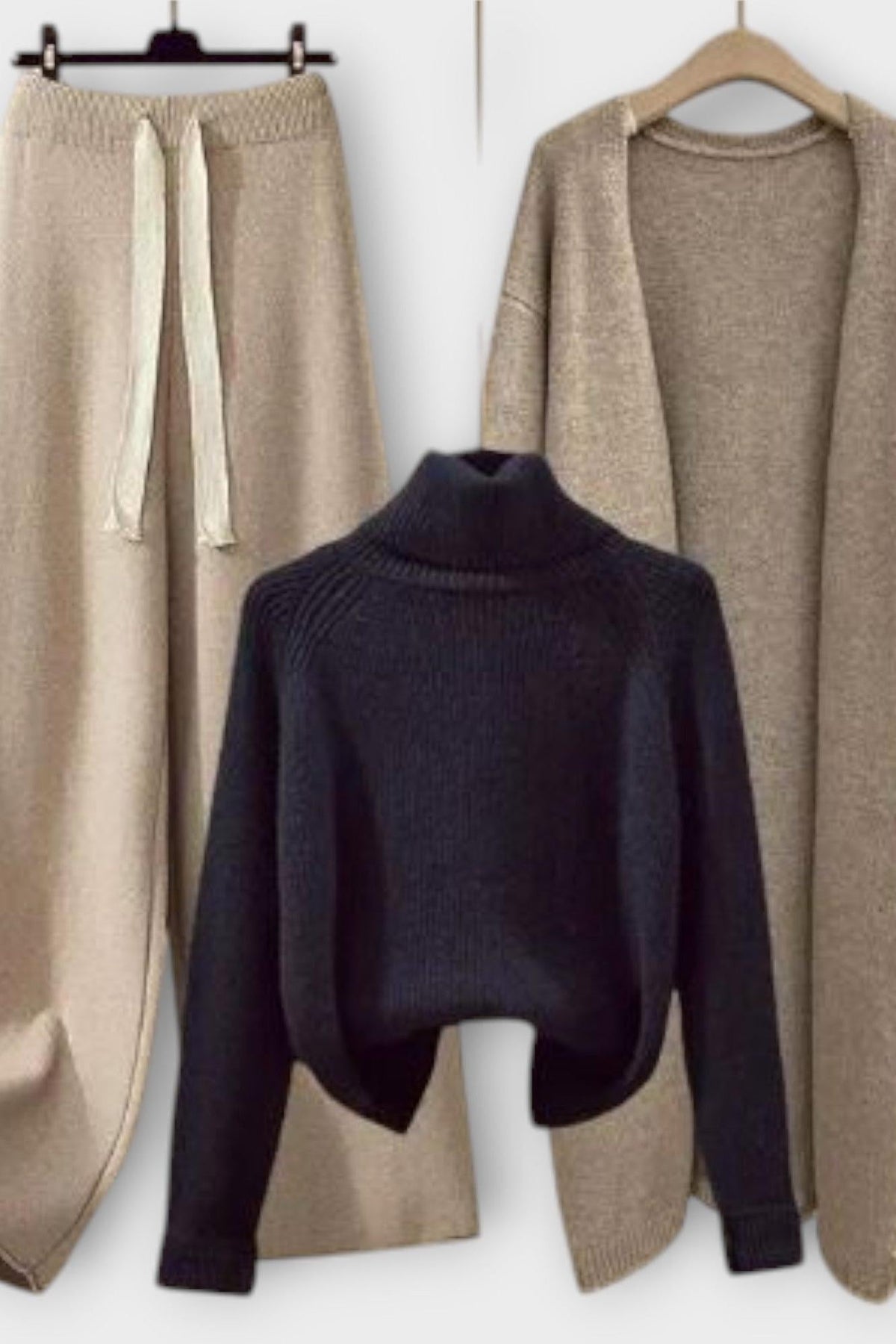 Joanne | Rollkragenpullover, Strickjacke & Hose Set