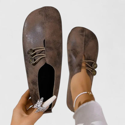 Klara | Beigefarbener Loafer mit Zierknoten