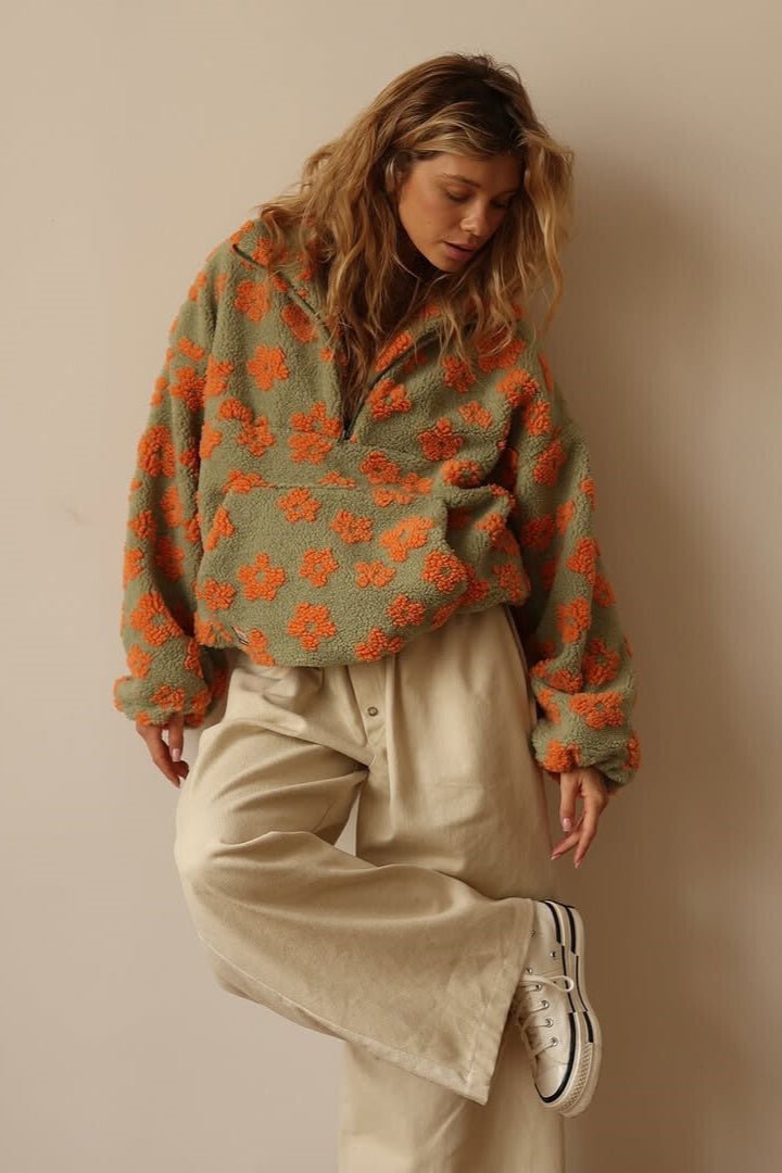 Matilda | Olivgrüner Strukturpullover mit Blumenmuster