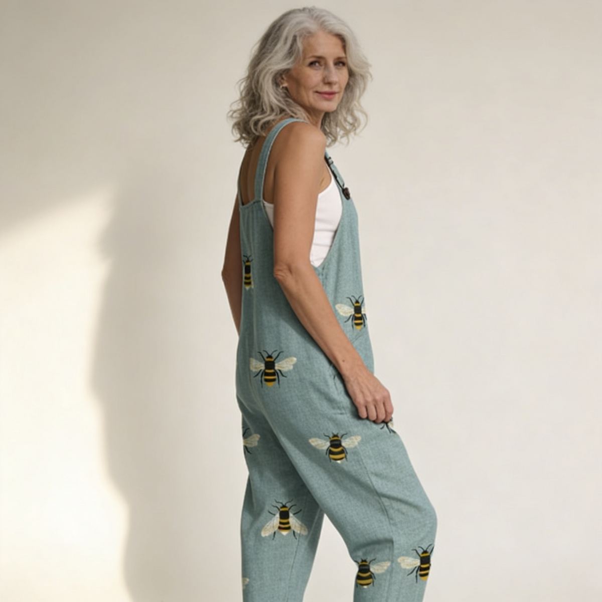 Heike | Latzhose in Grün mit Bienen