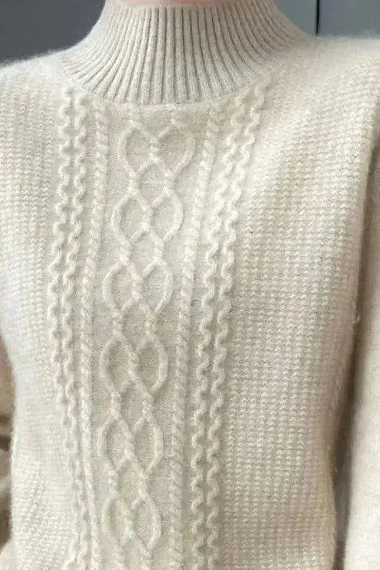Millie | Blauer Zopfmusterpullover mit hohem Kragen