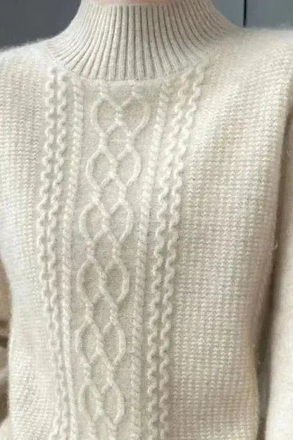Millie | Blauer Zopfmusterpullover mit hohem Kragen