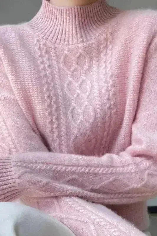 Millie | Blauer Zopfmusterpullover mit hohem Kragen