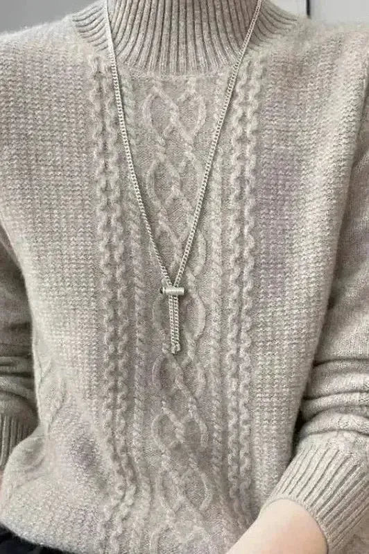 Millie | Blauer Zopfmusterpullover mit hohem Kragen