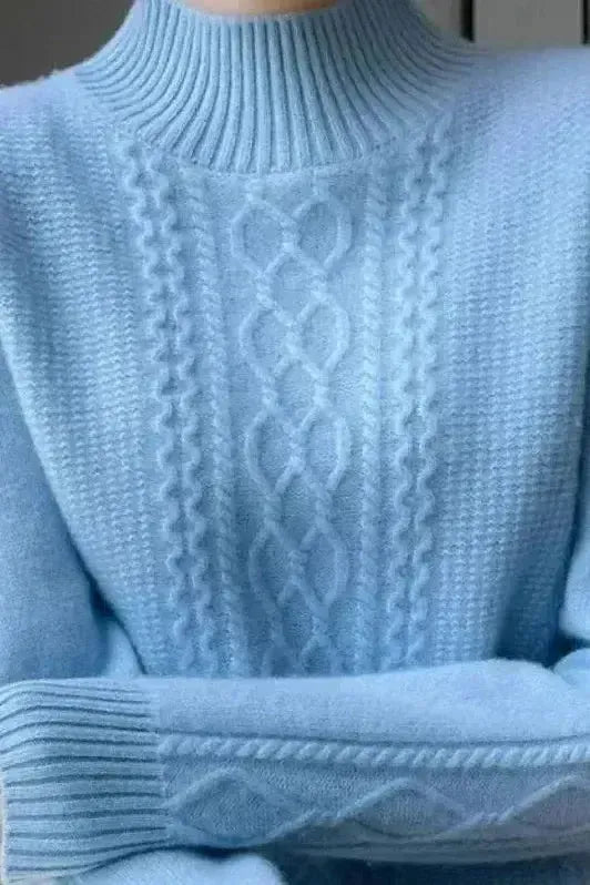 Millie | Blauer Zopfmusterpullover mit hohem Kragen