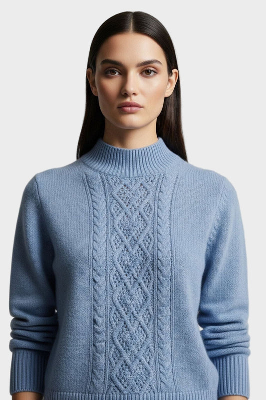 Millie | Blauer Zopfmusterpullover mit hohem Kragen