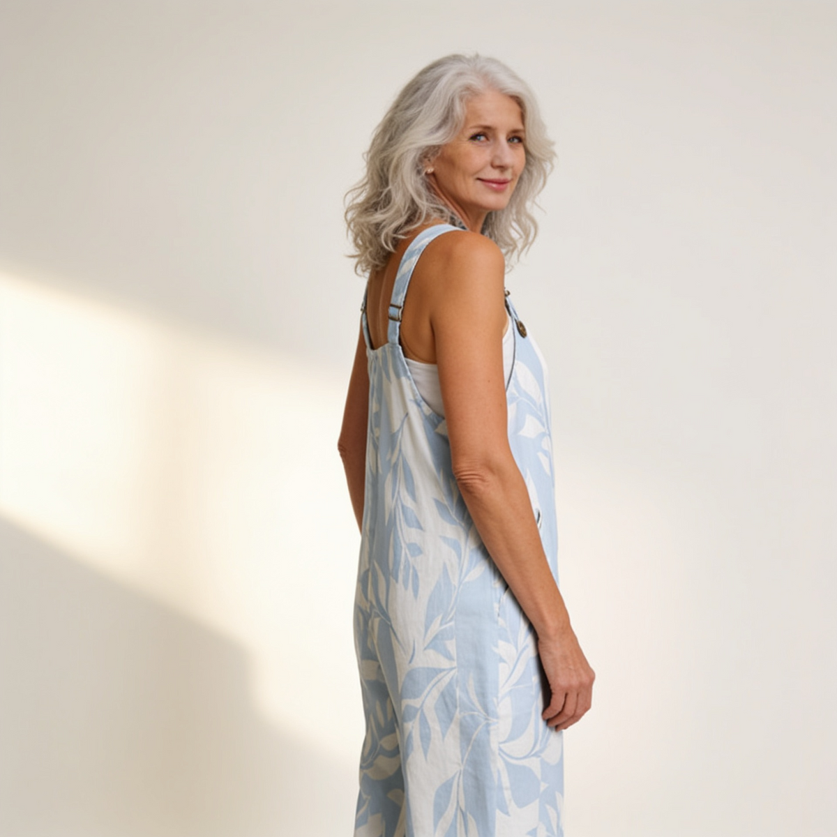 Gesa | Latzhose in Hellblau mit Blattmuster