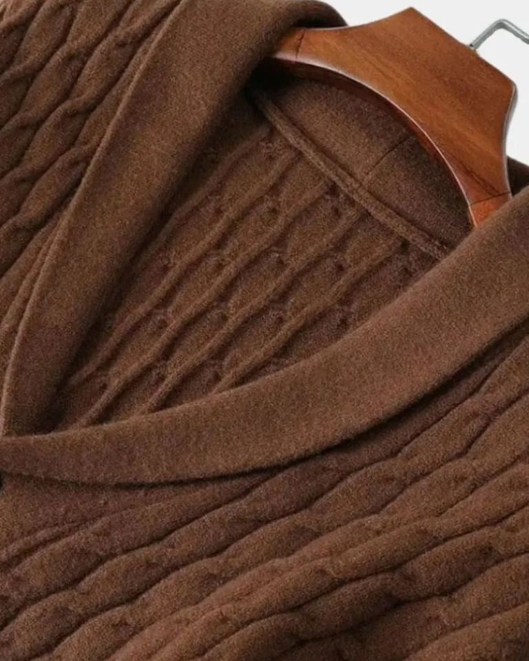 Rüdiger | Braune Zopfmuster-Strickjacke mit Schalkragen
