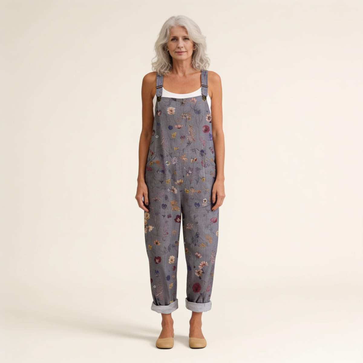 Carla | Latzhose in Grau mit kleinen Blüten